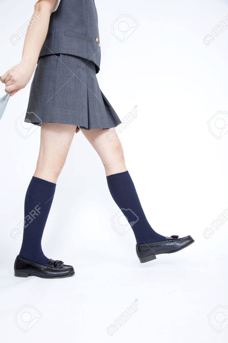 JS　足 歩いている女子中学生の足の写真素材・画像素材 Image 42372154