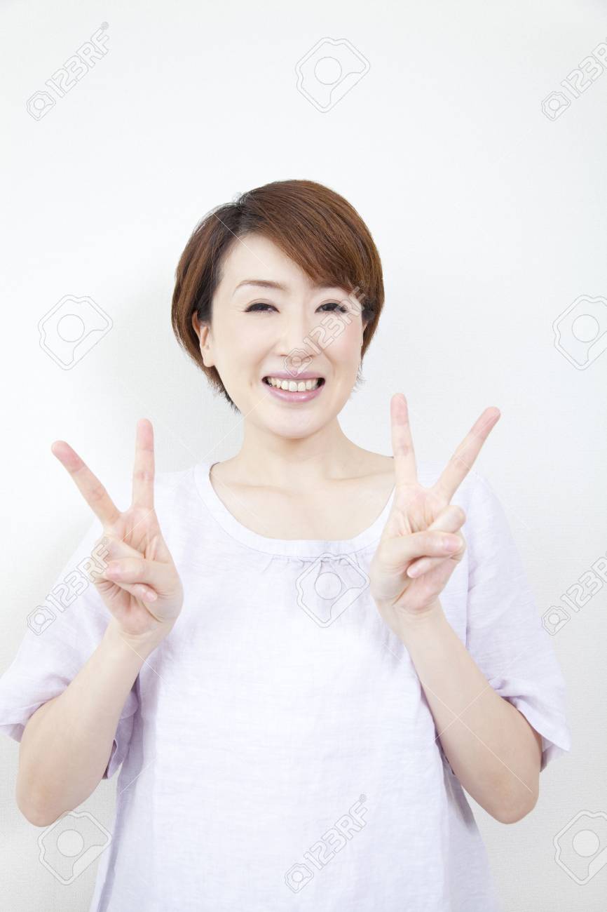 ピースサイン中間の女性 の写真素材 画像素材 Image