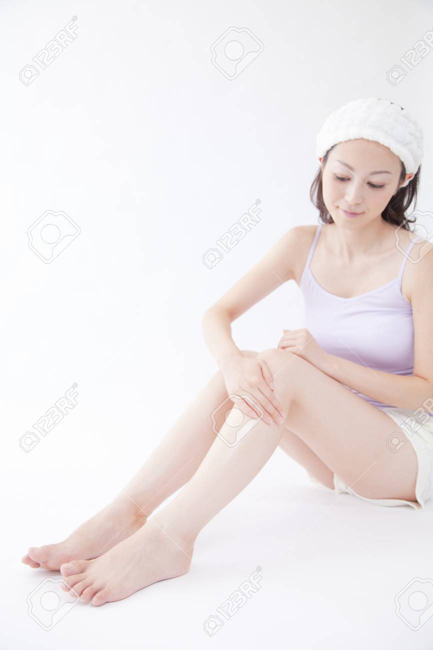 足にクリームを塗る女性 の写真素材 画像素材 Image