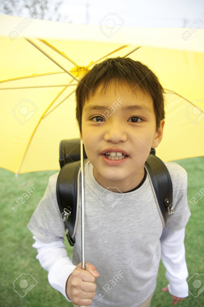 男子小学生 笑顔と傘を保持する男子小学生の写真素材・画像素材 Image 46886869