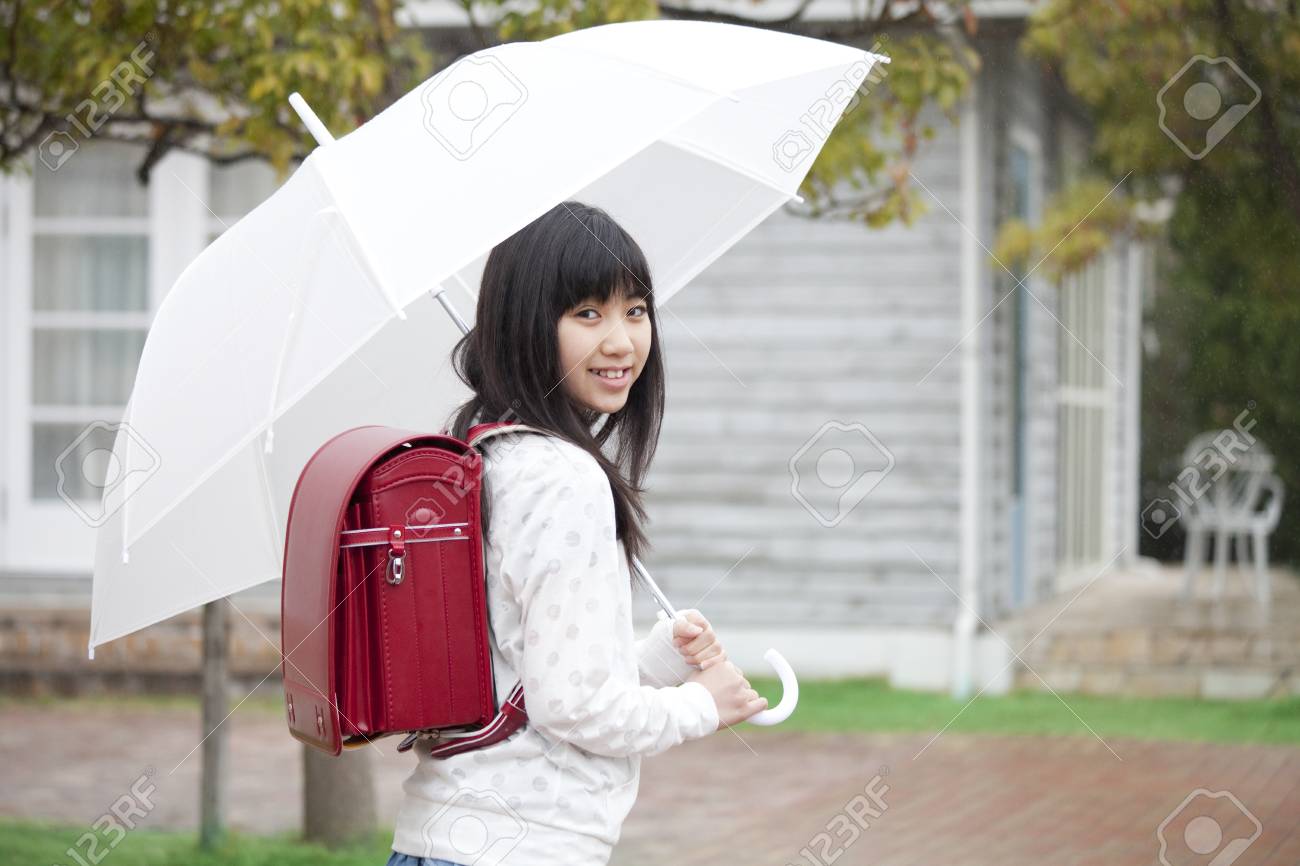 雨の日の女の子の学校に小学校児童 の写真素材 画像素材 Image 雨の日の女の子の学校に小学校児童 の写真素材 画像素材 Image