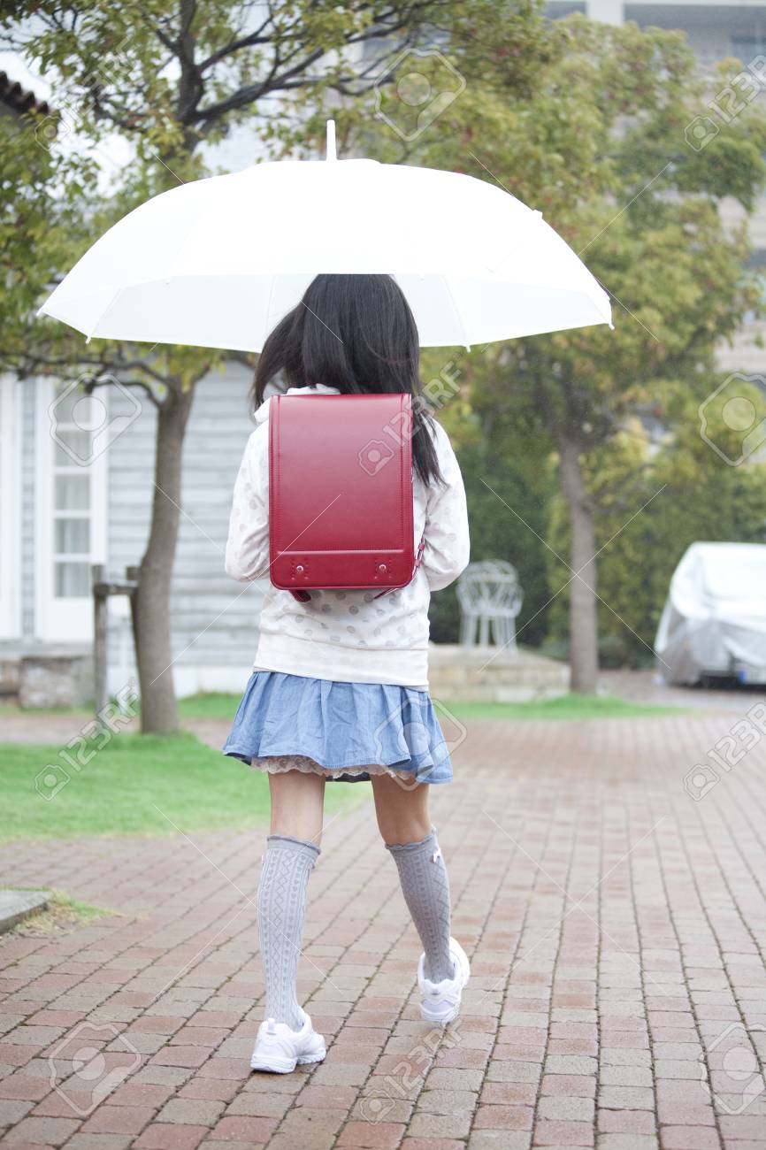 雨の日の学校に小学校の女の子の後姿 の写真素材 画像素材 Image 雨の日の学校に小学校の女の子の後姿 の写真素材 画像素材 Image