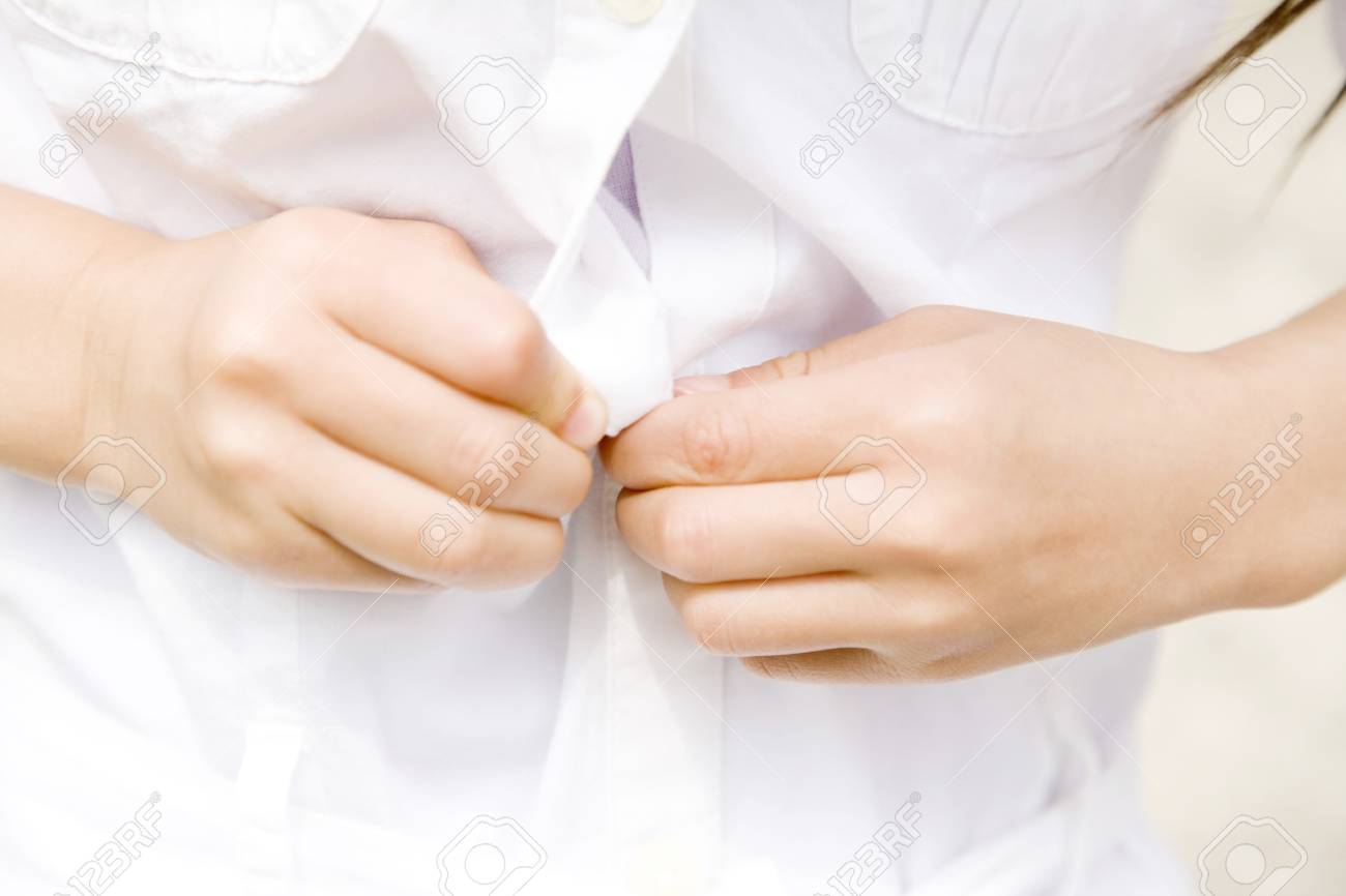ボタンをとめるため女の子の手 の写真素材 画像素材 Image