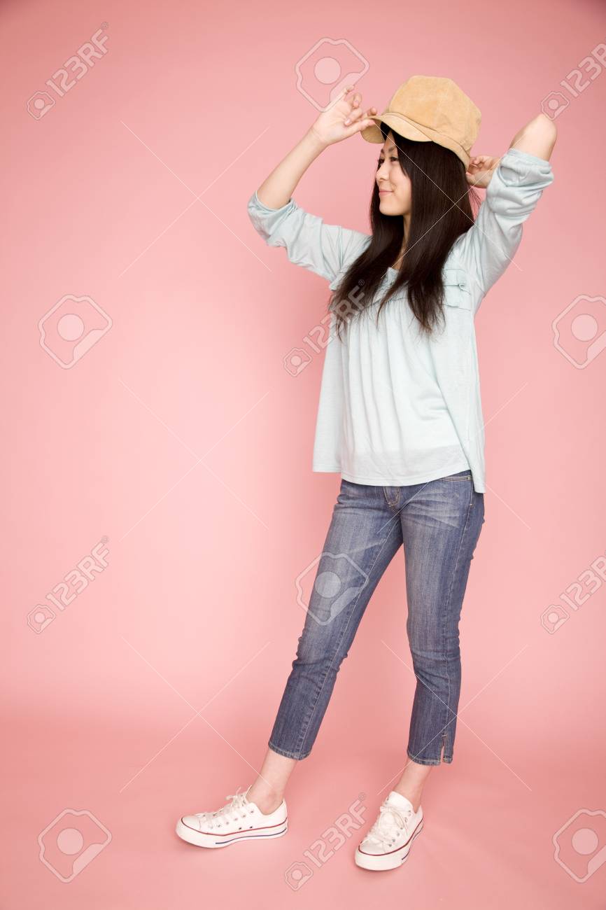 帽子を被る女性 の写真素材 画像素材 Image