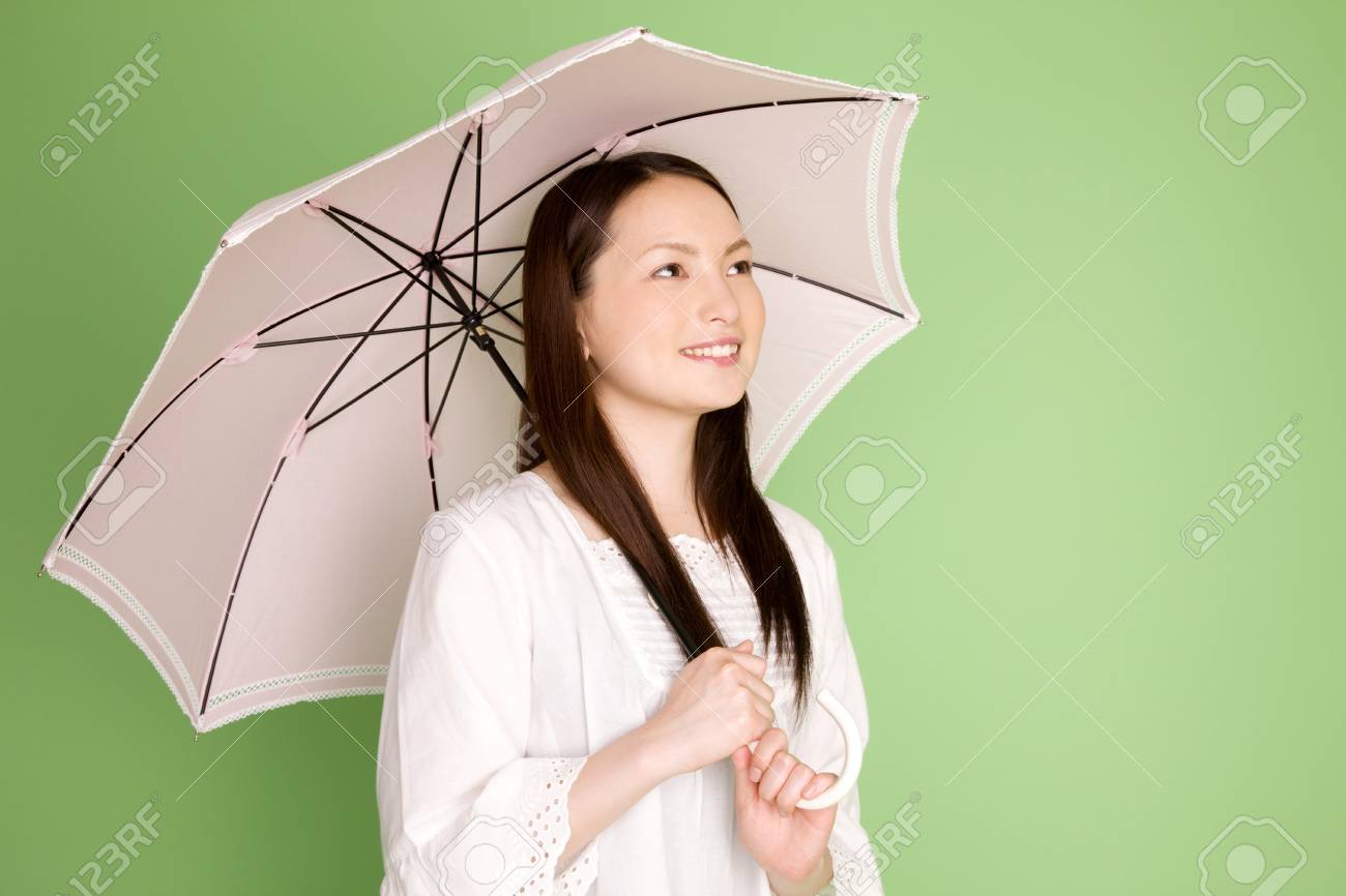 日傘をさす女性 の写真素材 画像素材 Image