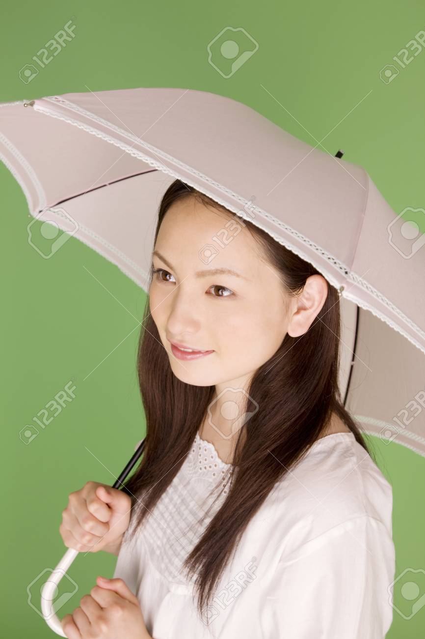 日傘をさす女性 の写真素材 画像素材 Image