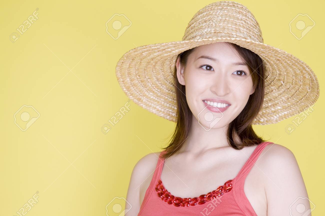 麦わら帽子をかぶっている女性 の写真素材 画像素材 Image