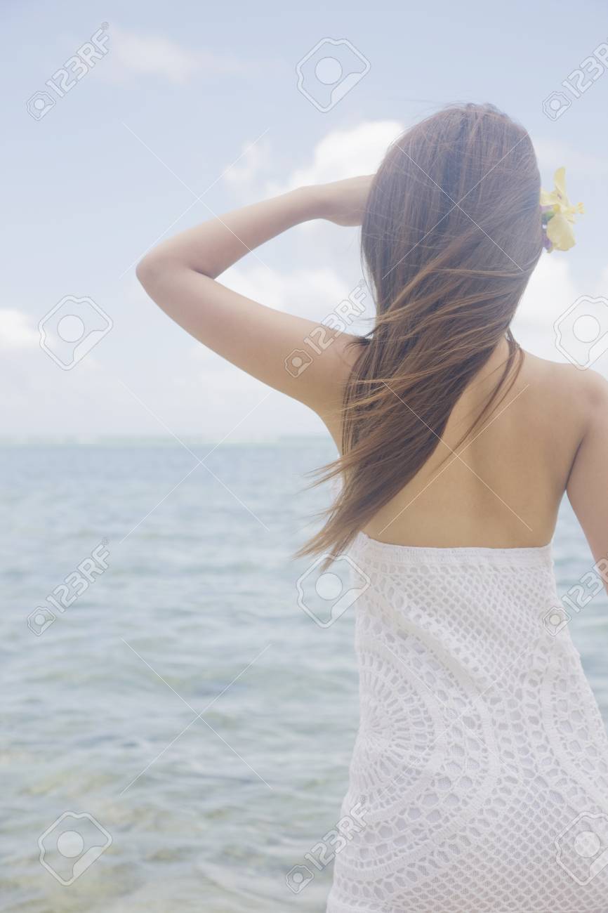水中で立っている女性のバック ショット の写真素材 画像素材 Image