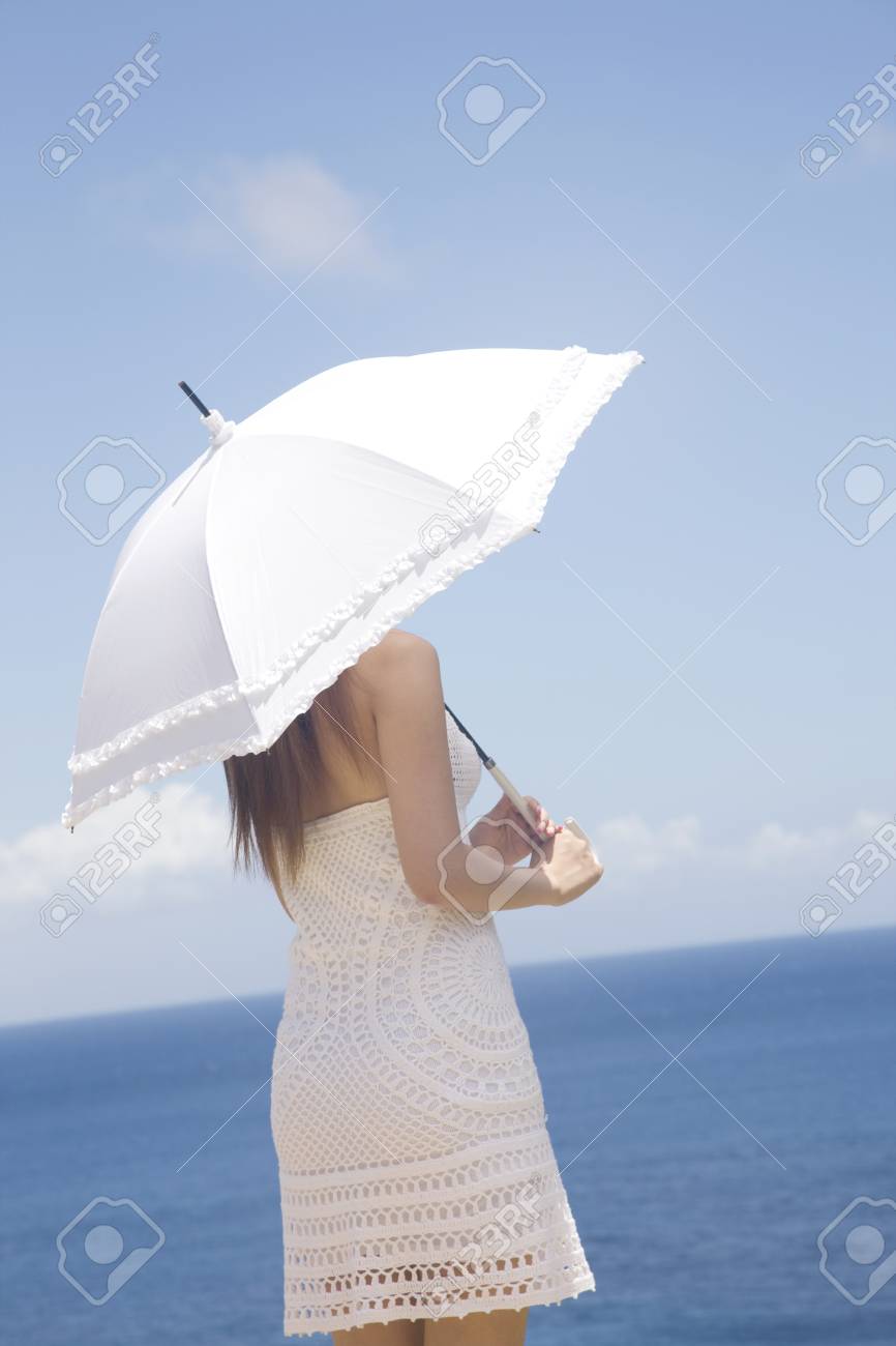 パラソルと海を見渡せる女性の後ろから斜めに の写真素材 画像素材 Image パラソルと海を見渡せる女性の後ろから斜めに の写真素材 画像素材 Image