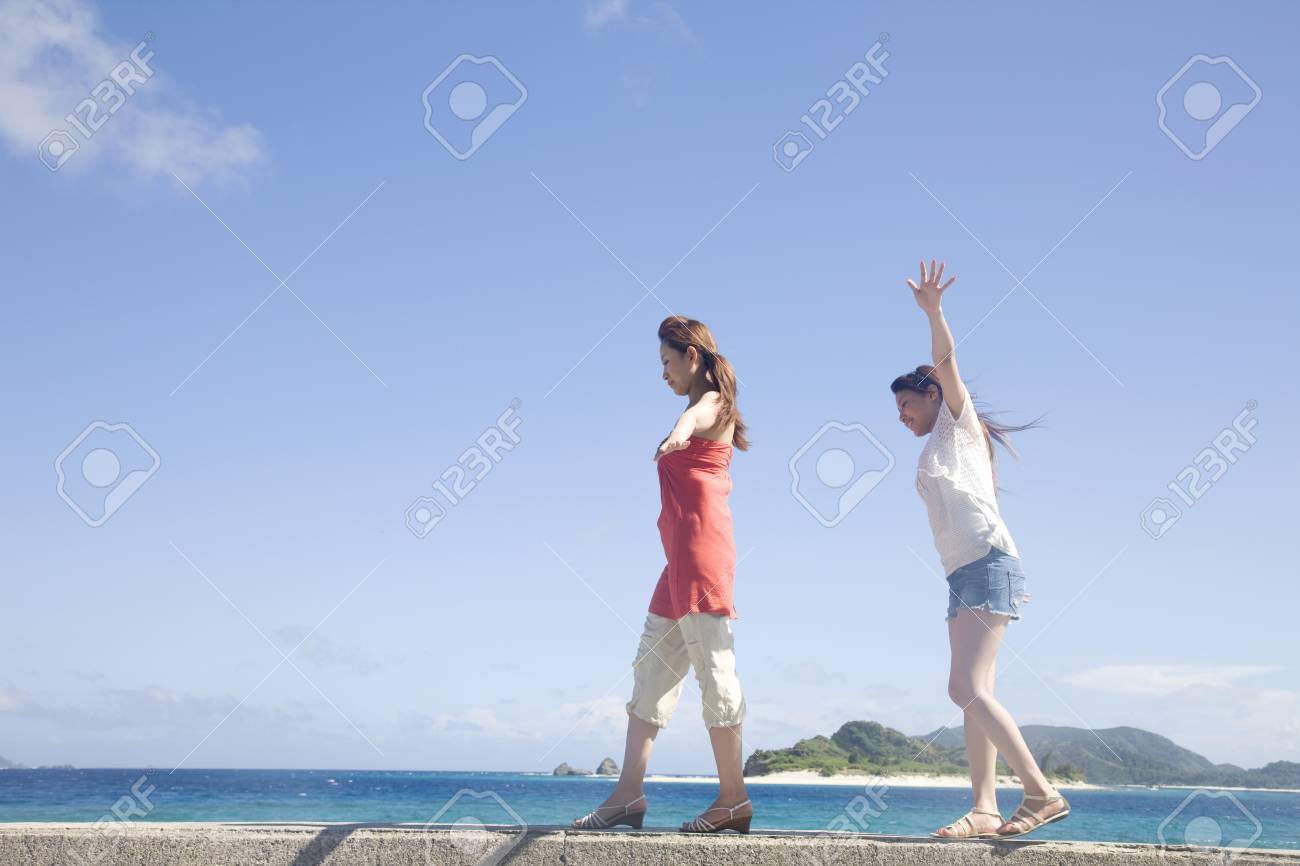 海辺の防波堤を歩く 2 人の女性 の写真素材 画像素材 Image