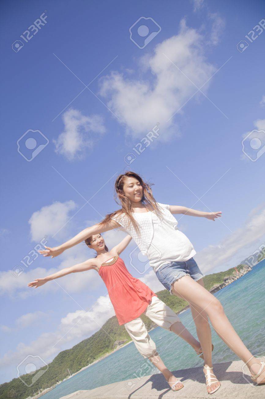 海辺の防波堤を歩く 2 人の女性 の写真素材 画像素材 Image