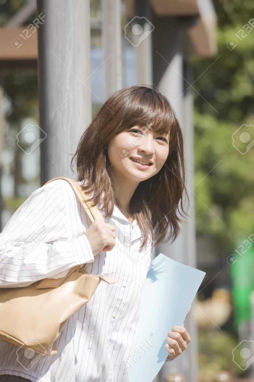 バス停でバスを待っている女 の写真素材 画像素材 Image