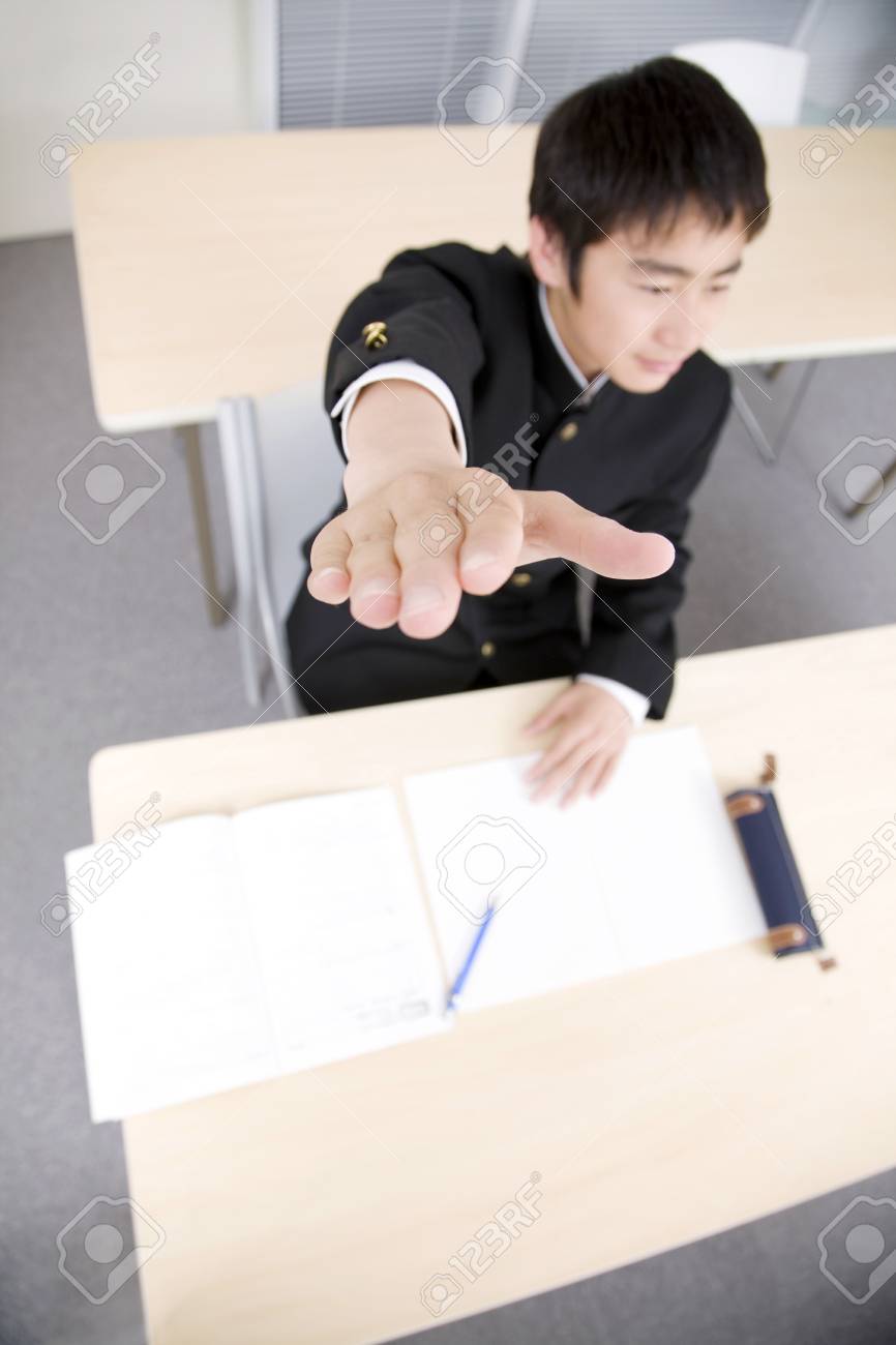 中学生　手 男子中学生に、手を上げての写真素材・画像素材 Image 42488163