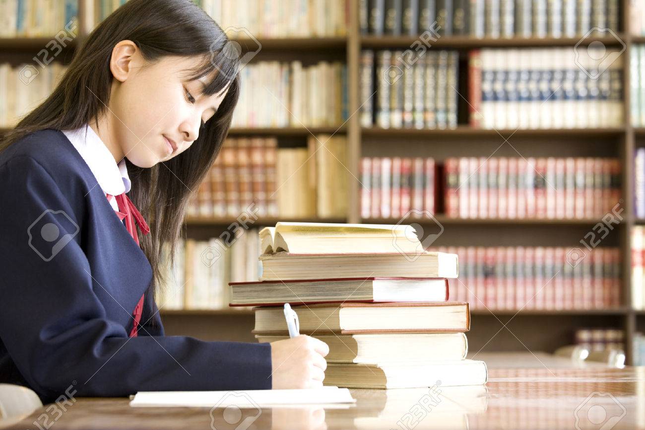 図書館で勉強する女子中学生 の写真素材 画像素材 Image