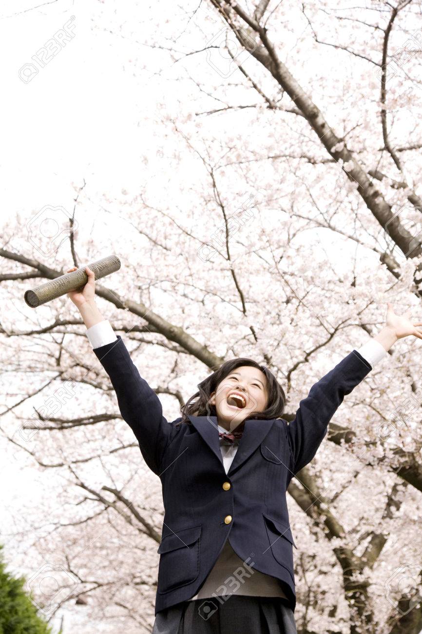 卒業証書の筒でジャンプする女子中学生 の写真素材 画像素材 Image