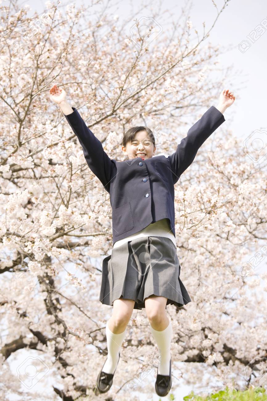 ジャンプする女子中学生 の写真素材 画像素材 Image ジャンプする女子中学生 の写真素材 画像素材 Image