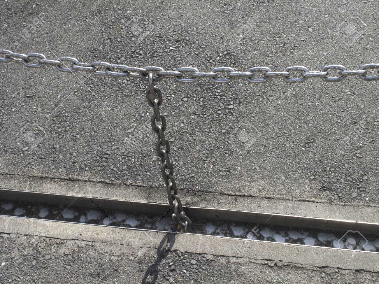 駐車場のロボット ゲートのチェーン の写真素材 画像素材 Image