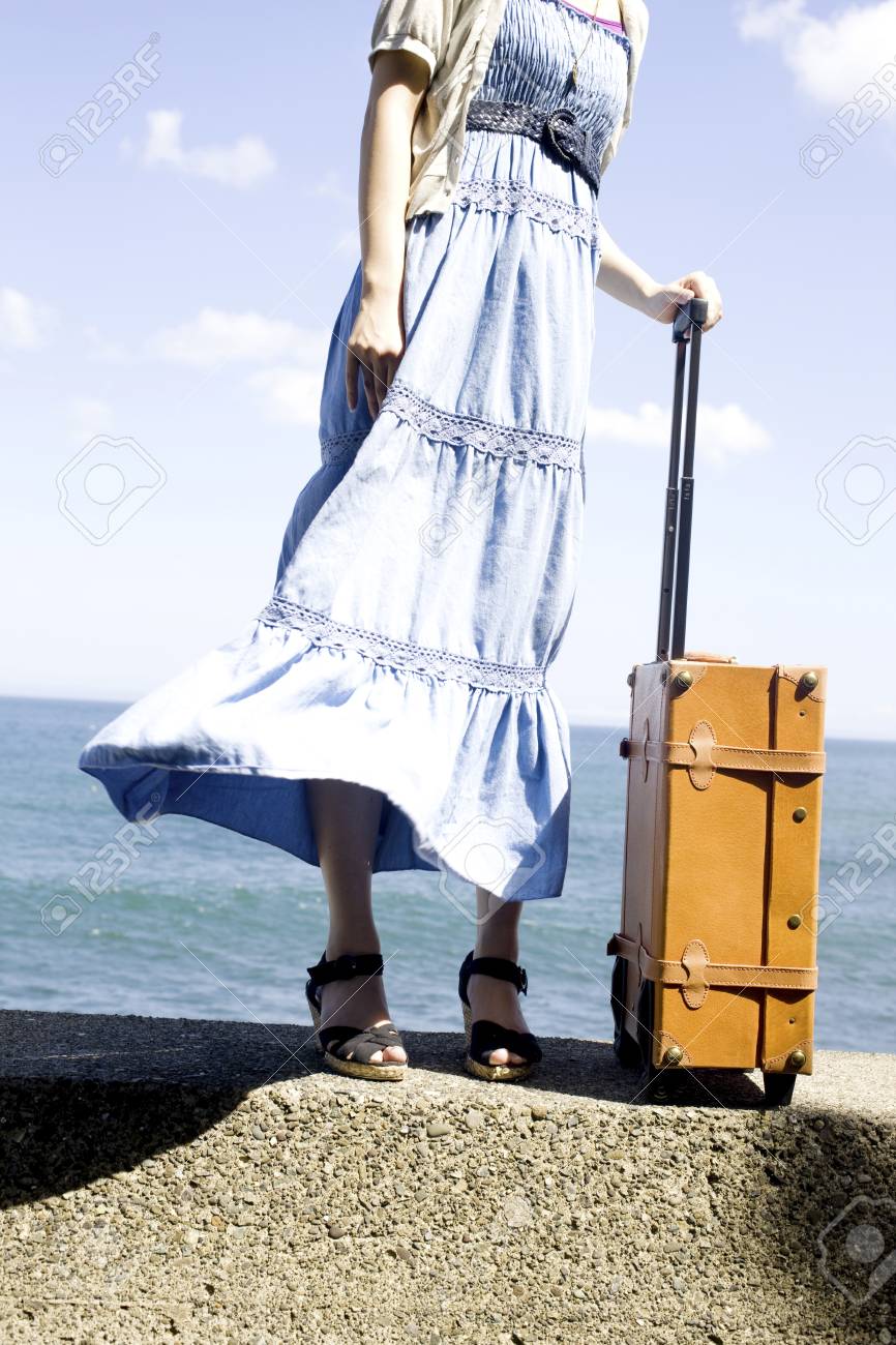 キャリー バッグを持つ女性 の写真素材 画像素材 Image