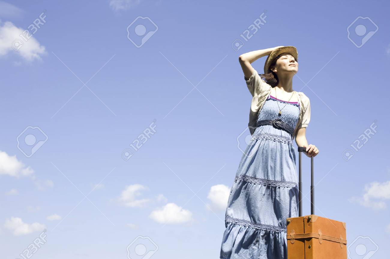 キャリー バッグを持つ女性 の写真素材 画像素材 Image