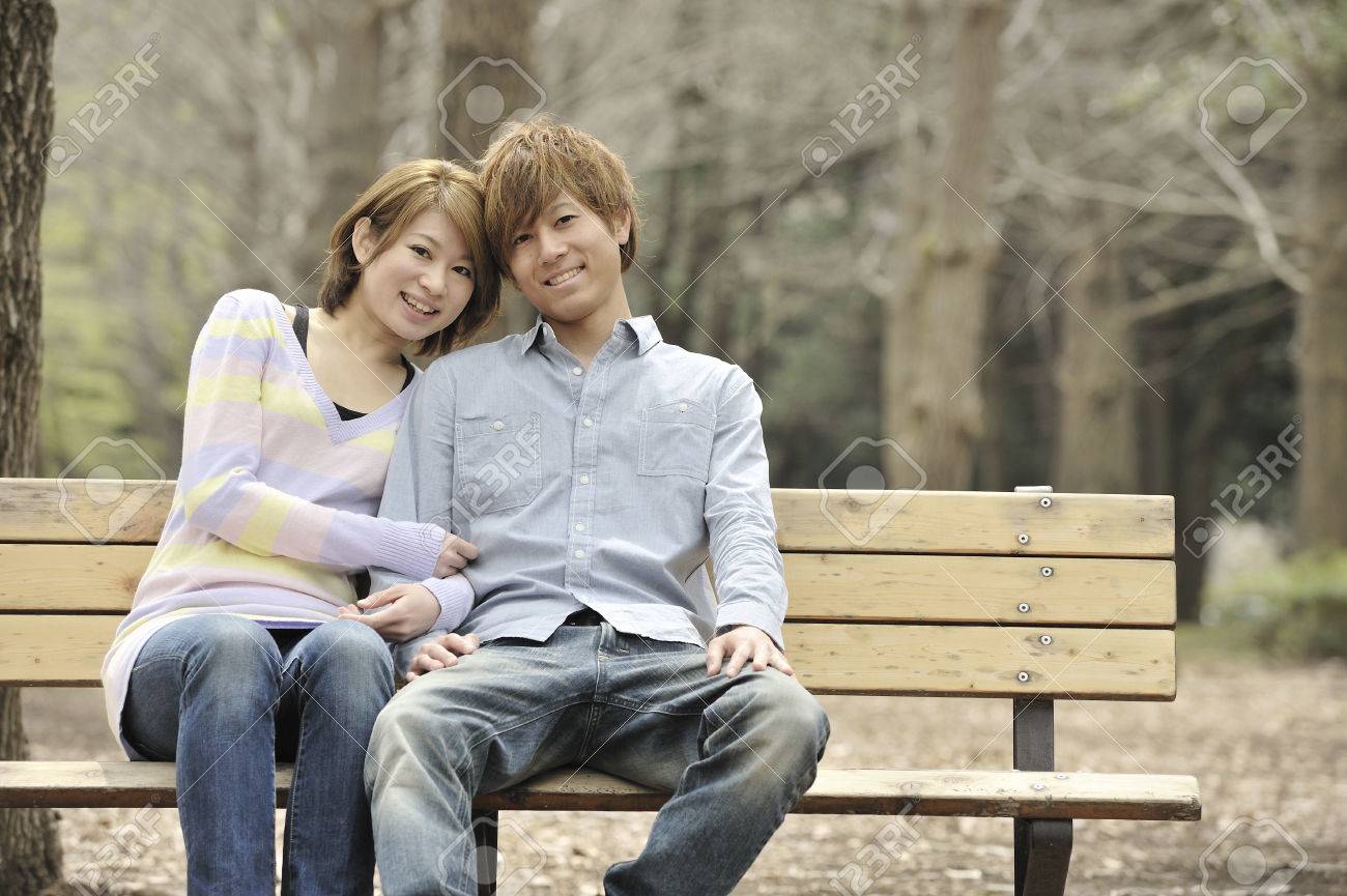 ベンチに座っているカップルの抱擁 の写真素材 画像素材 Image