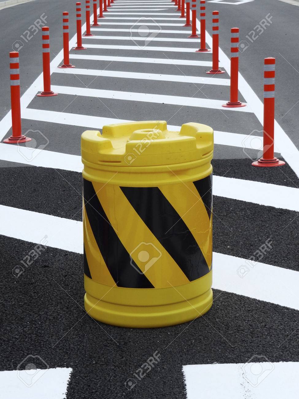 道路安全地帯のクッション ドラム の写真素材 画像素材 Image