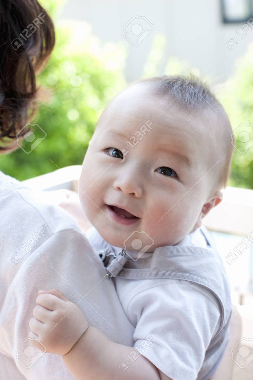赤ちゃんのママと笑顔 の写真素材 画像素材 Image 赤ちゃんのママと笑顔 の写真素材 画像素材 Image