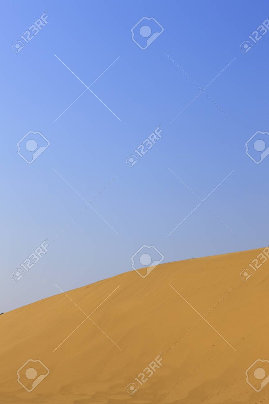 鳥取砂丘の青い空 の写真素材 画像素材 Image