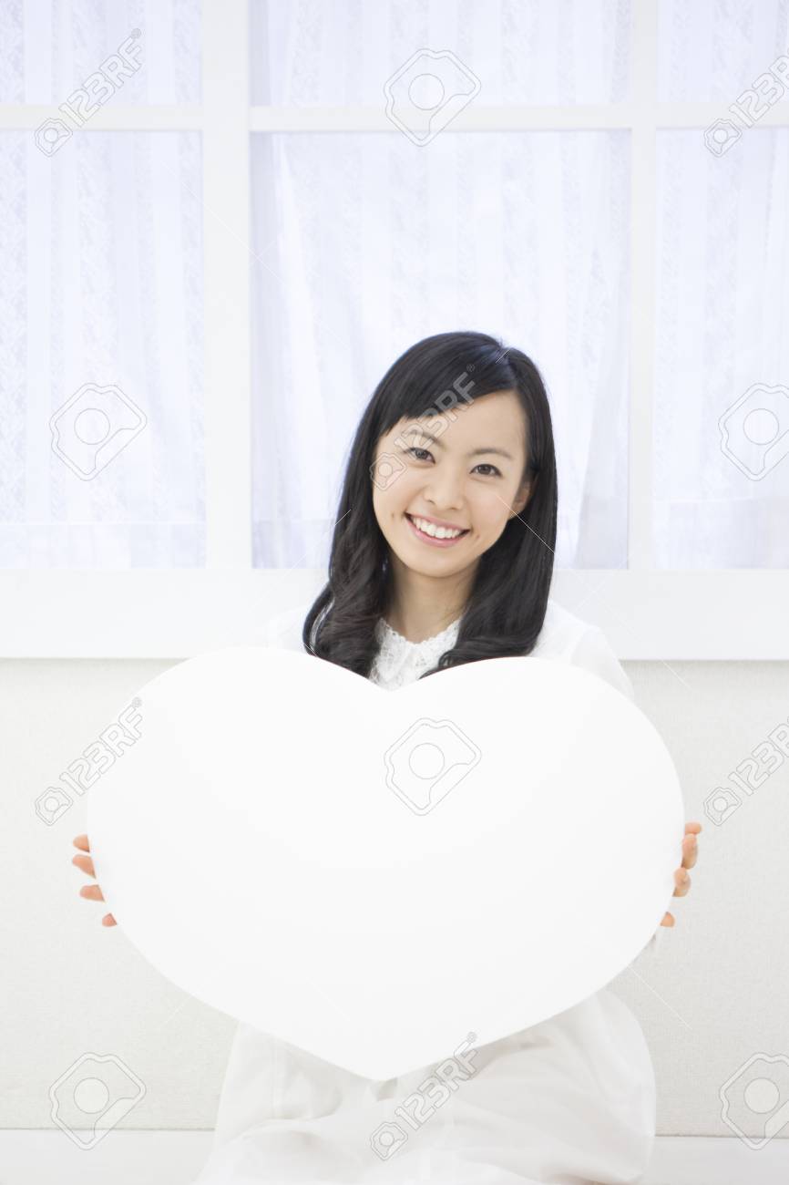 ハート形のボードを持つ女性 の写真素材 画像素材 Image