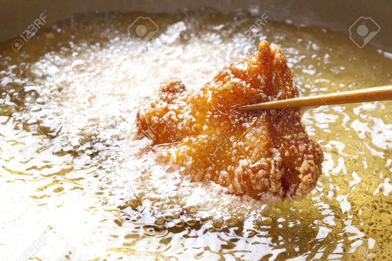 フライド チキンを揚げるシーン の写真素材 画像素材 Image