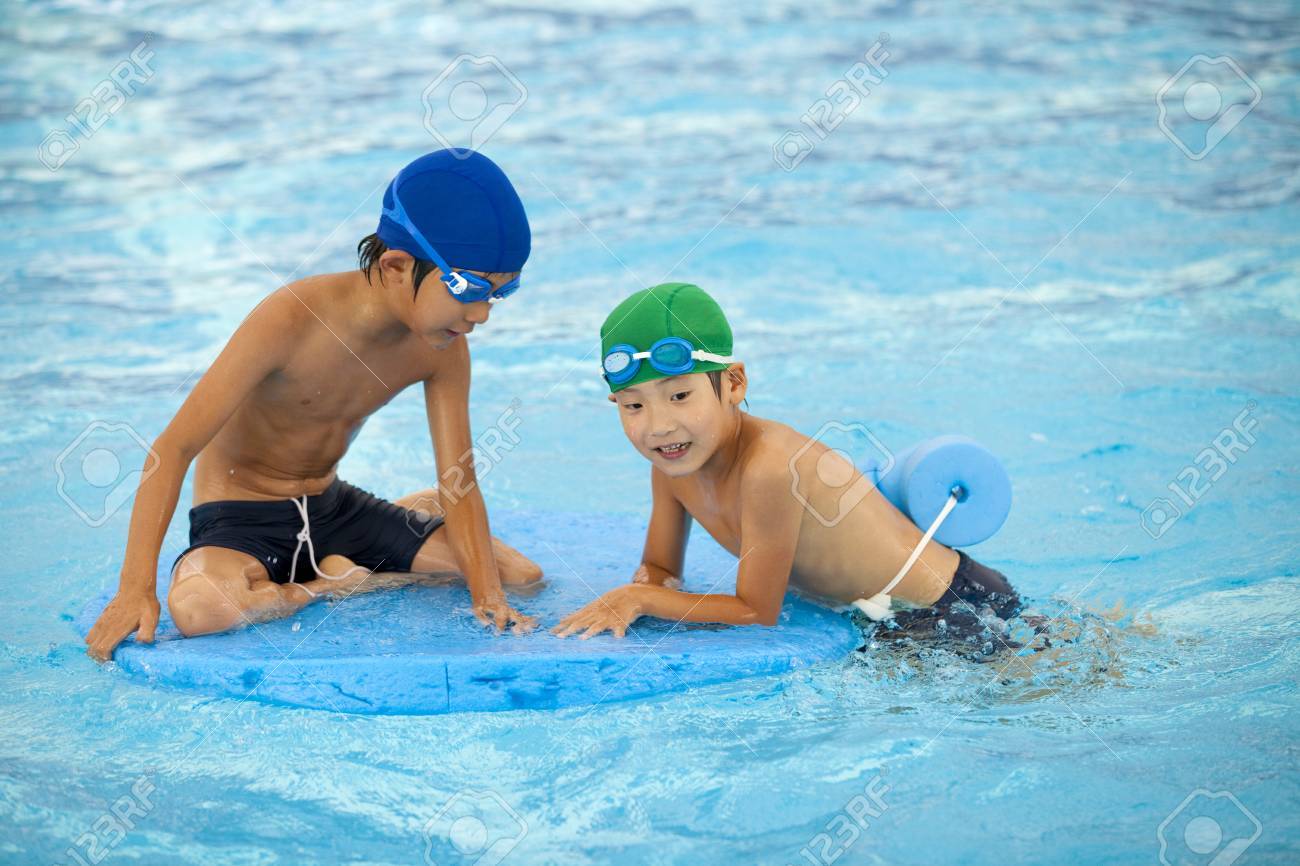 js プール プールの男の子で遊ぶ小学生の写真素材・画像素材 Image 39631302
