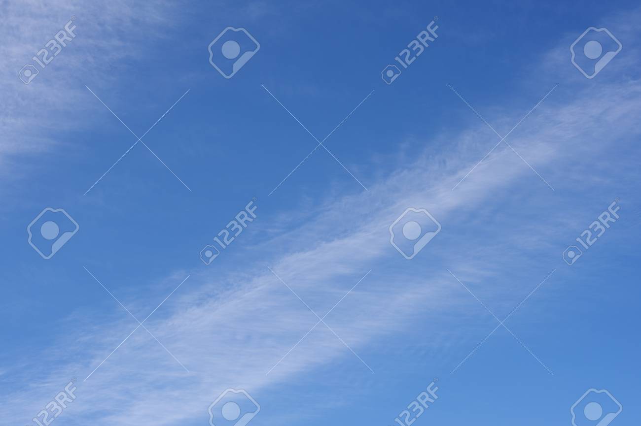 青空の美しいストレッチ薄い Sujikumo の写真素材 画像素材 Image
