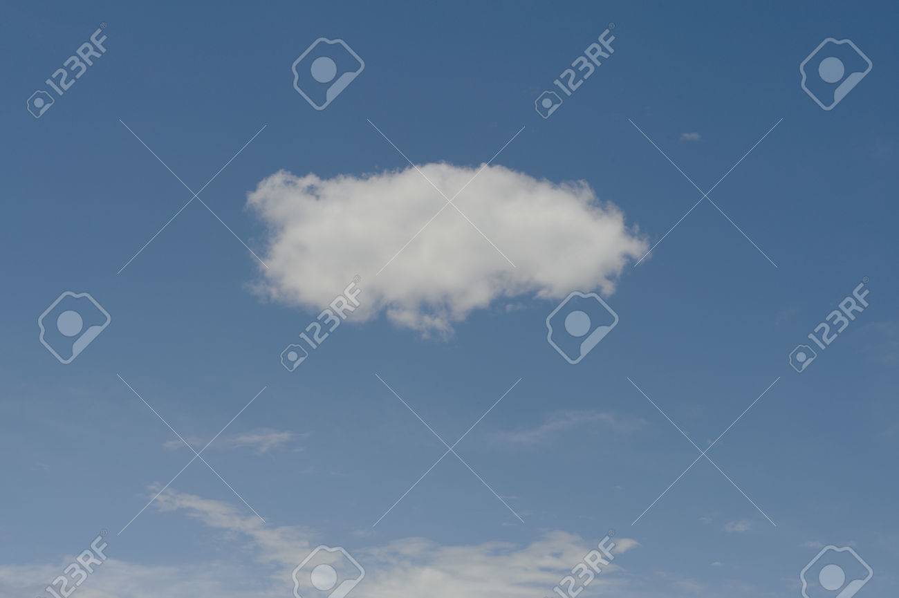 ぽっかりと浮かんだ白い雲 の写真素材 画像素材 Image