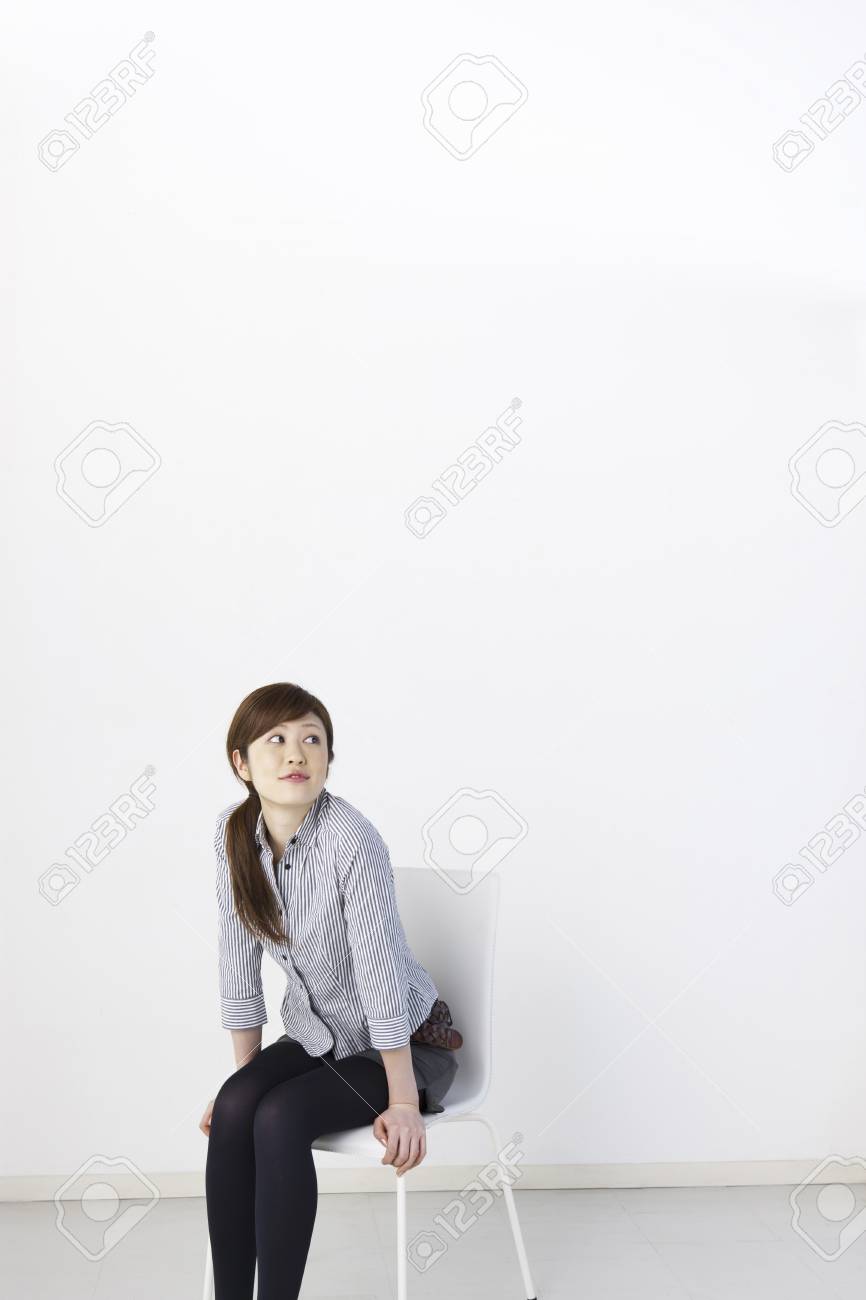 椅子に座る女性 の写真素材 画像素材 Image