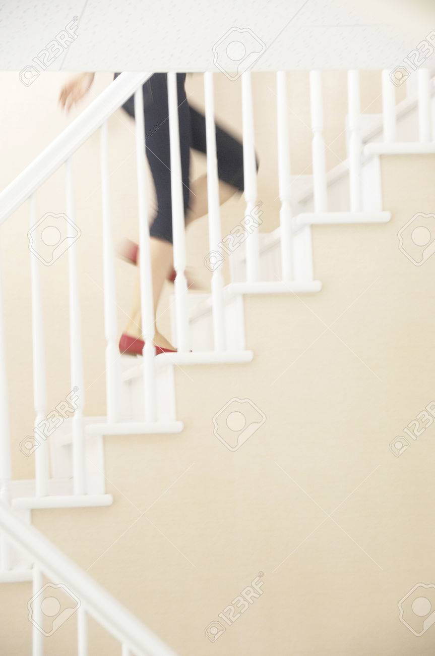 階段を上る女性 の写真素材 画像素材 Image