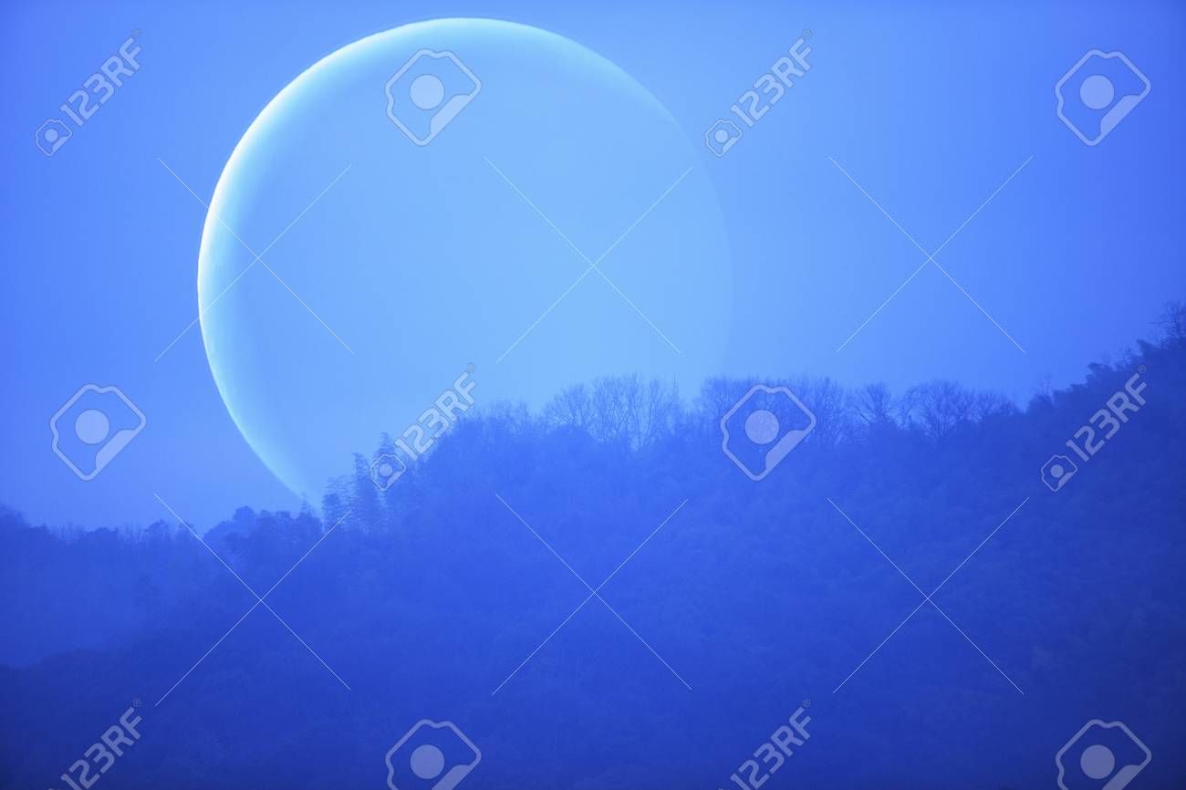 月と山 の写真素材 画像素材 Image