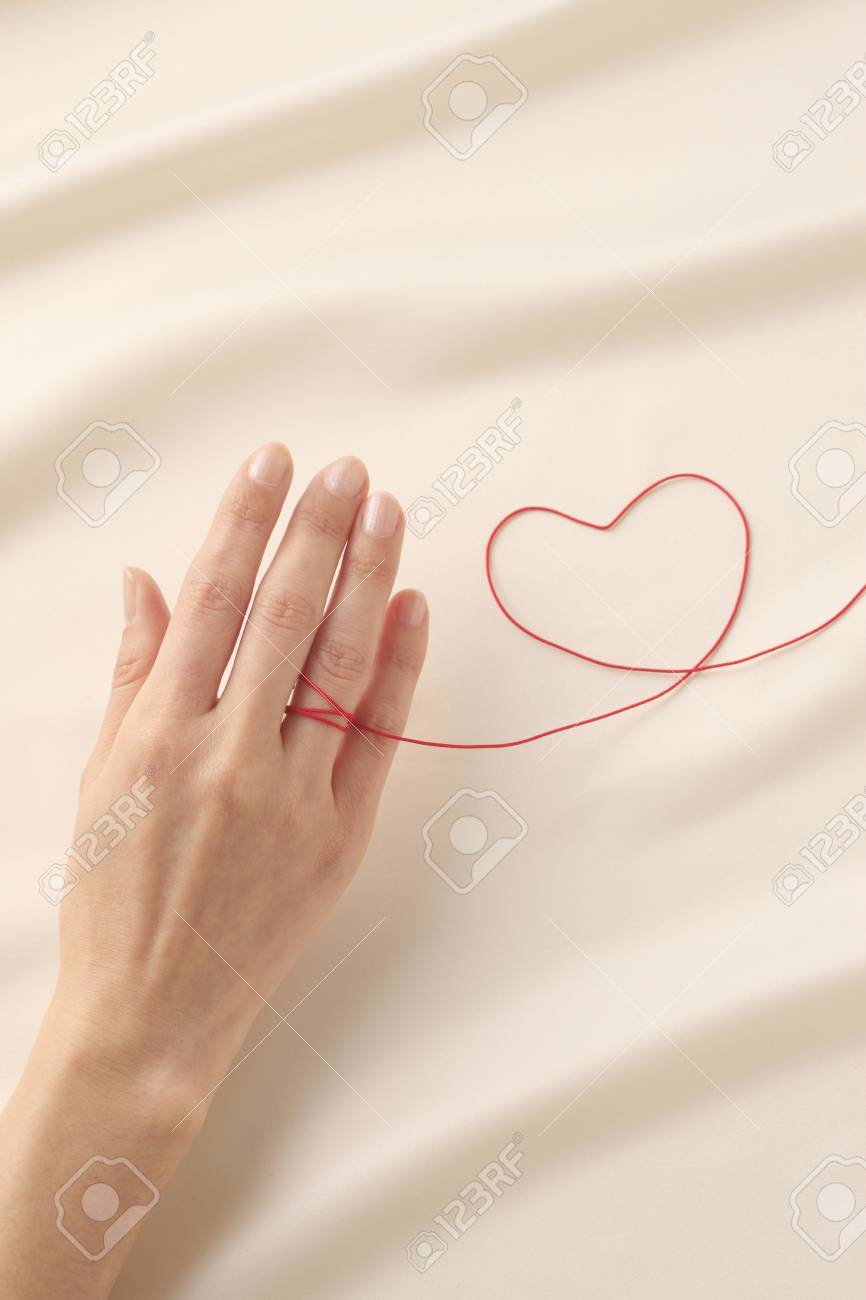 赤い糸 の写真素材 画像素材 Image