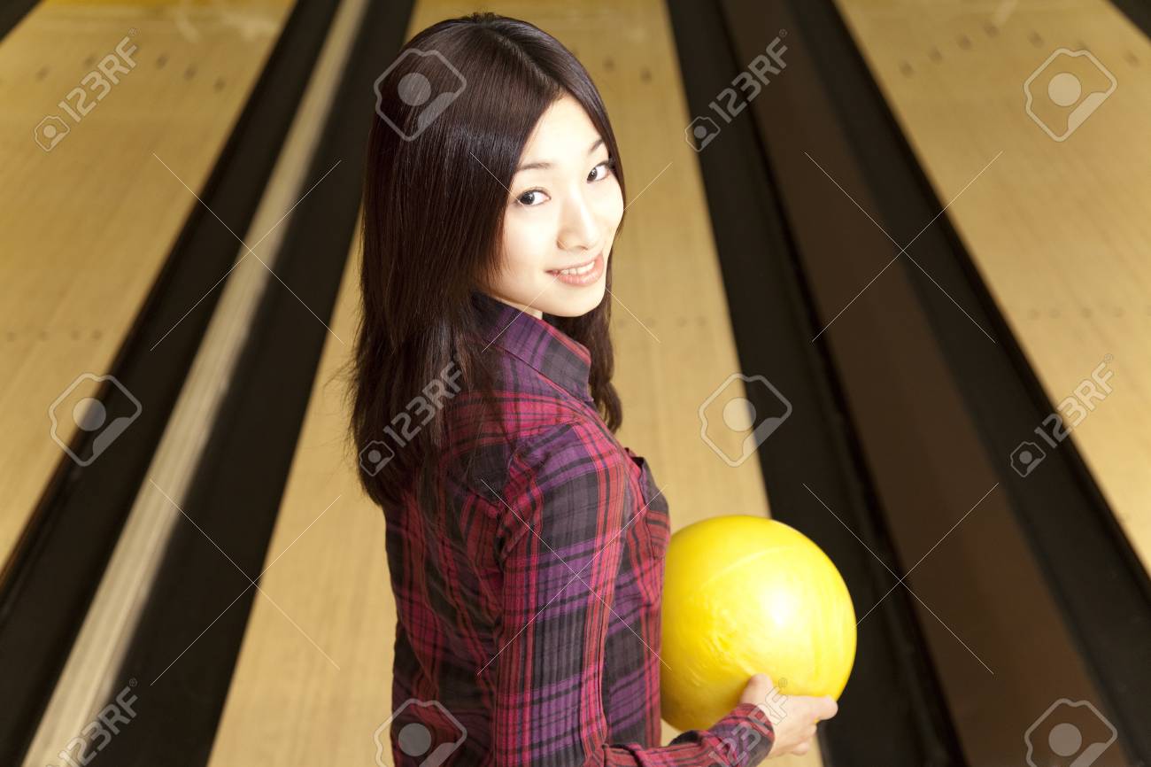 ボウリングのボールで女性が振り向いてください の写真素材 画像素材 Image ボウリングのボールで女性が振り向いてください の写真素材 画像素材 Image