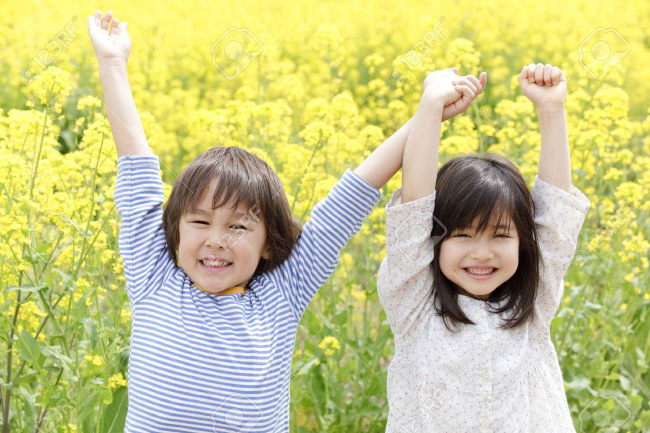 バンザイに子供たちが手をつないでください の写真素材 画像素材 Image バンザイに子供たちが手をつないでください の写真素材 画像素材 Image
