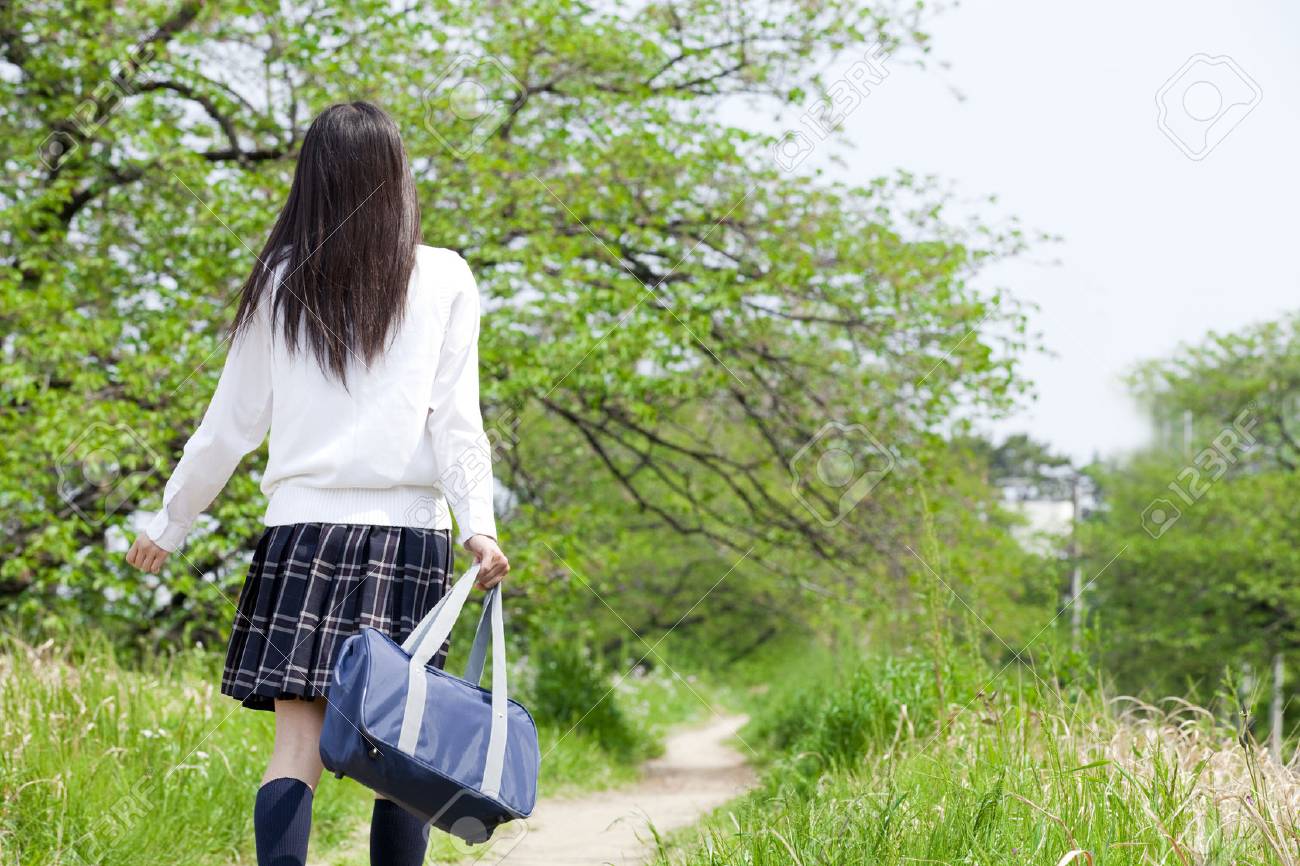 歩道を歩く女子高生の後ろから の写真素材 画像素材 Image 歩道を歩く女子高生の後ろから の写真素材 画像素材 Image