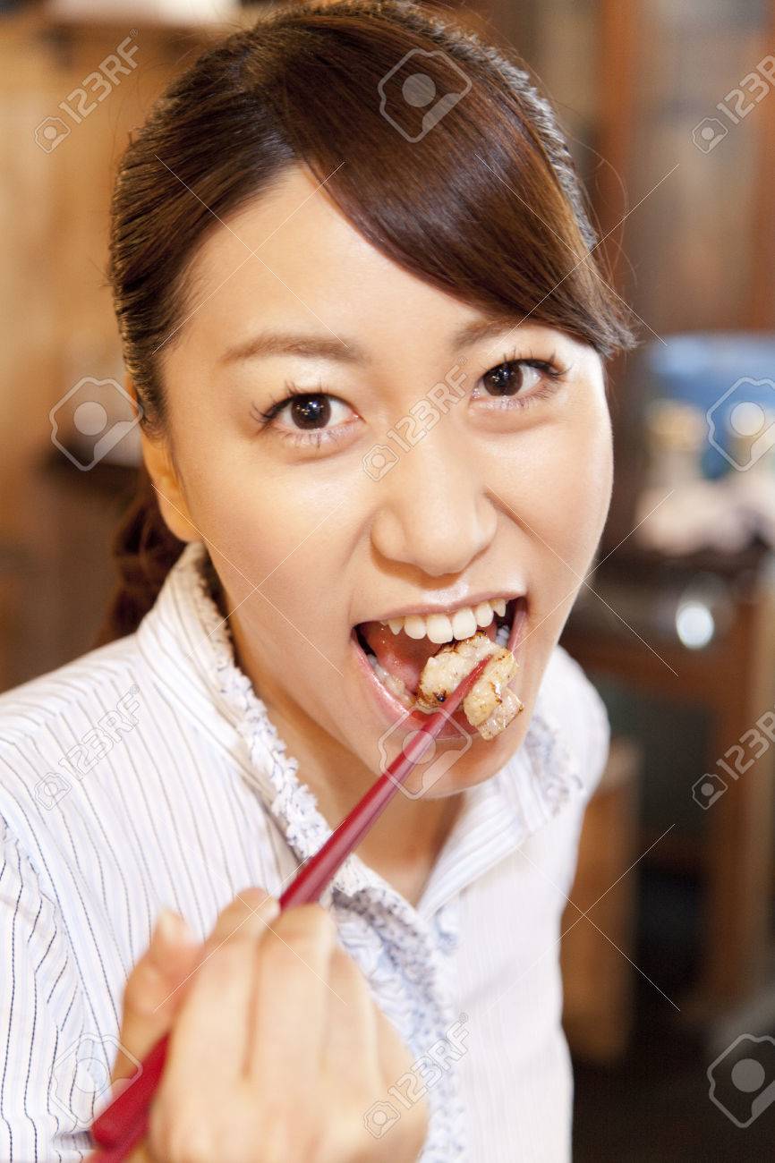 肉を食べる女性 の写真素材 画像素材 Image 肉を食べる女性 の写真素材 画像素材 Image