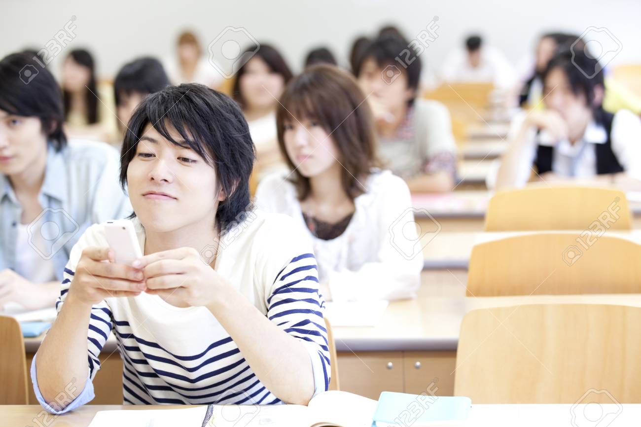 男子大学生が講義中に携帯をいじる の写真素材 画像素材 Image 男子大学生が講義中に携帯をいじる の写真素材 画像素材 Image