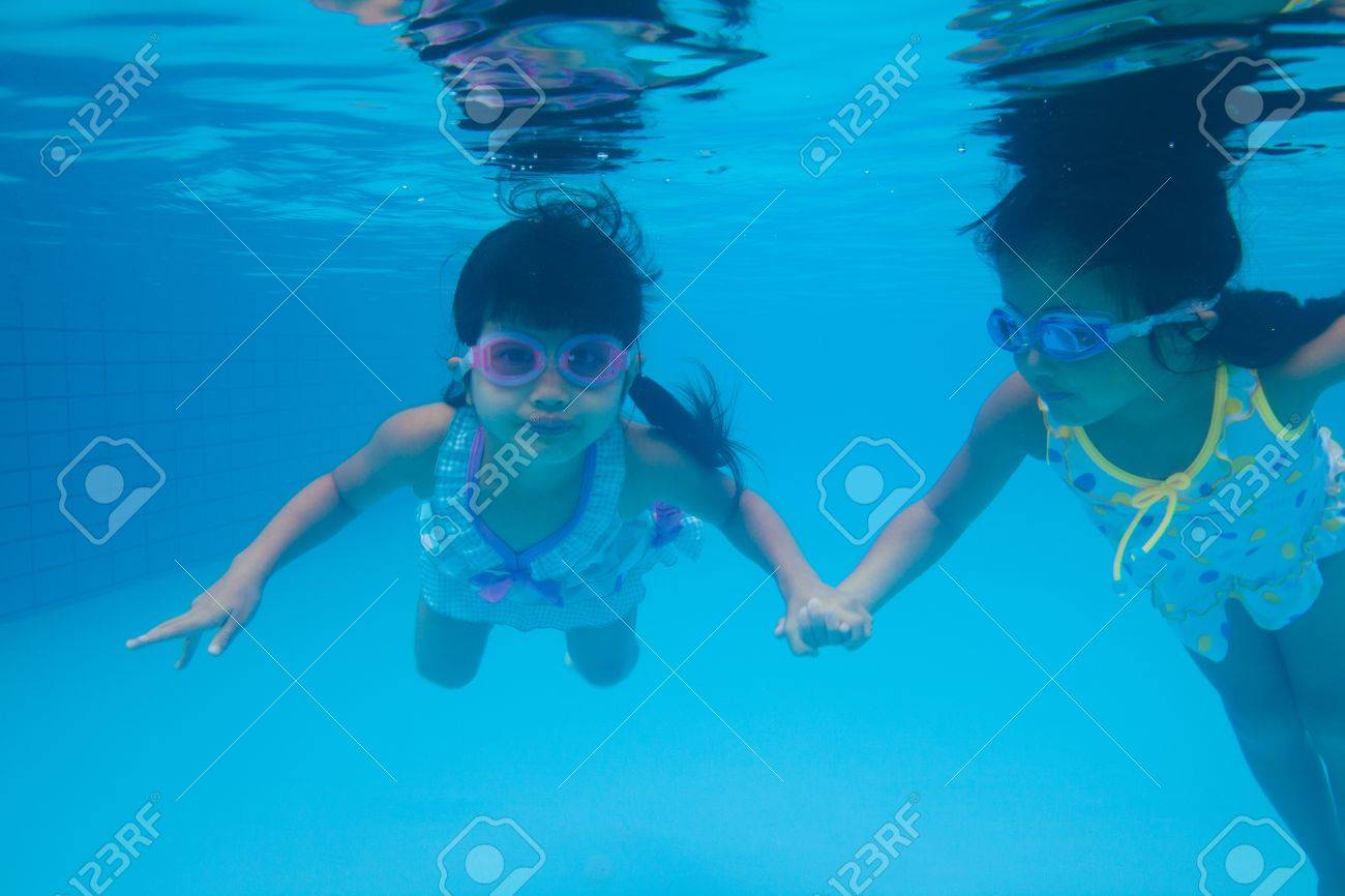 水着の女の子 水中を泳ぐ の写真素材 画像素材 Image 水着の女の子 水中を泳ぐ の写真素材 画像素材 Image