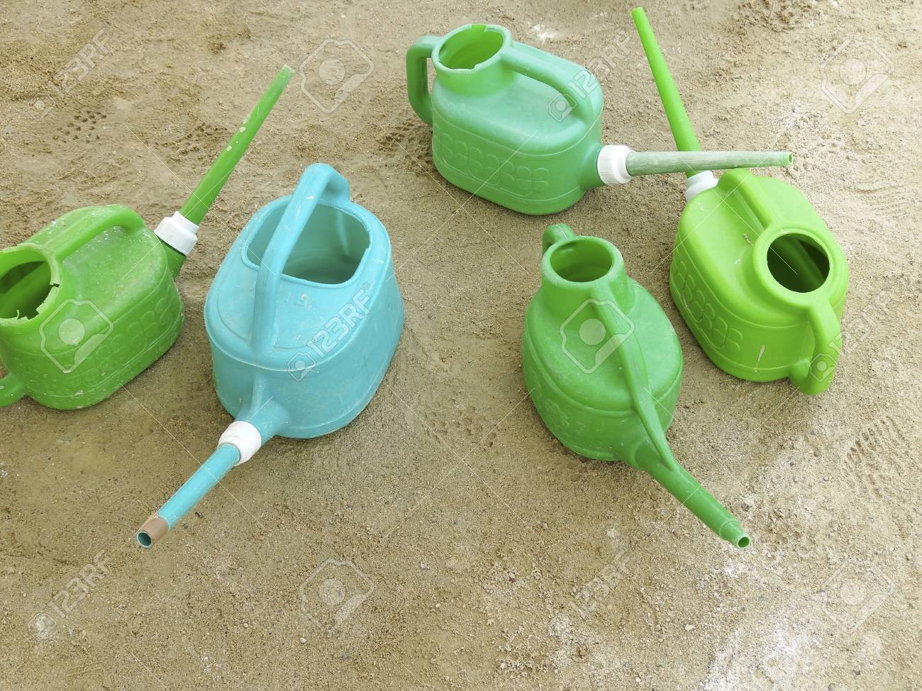 学校の運動会の水ライン引きのじょうろ の写真素材 画像素材 Image