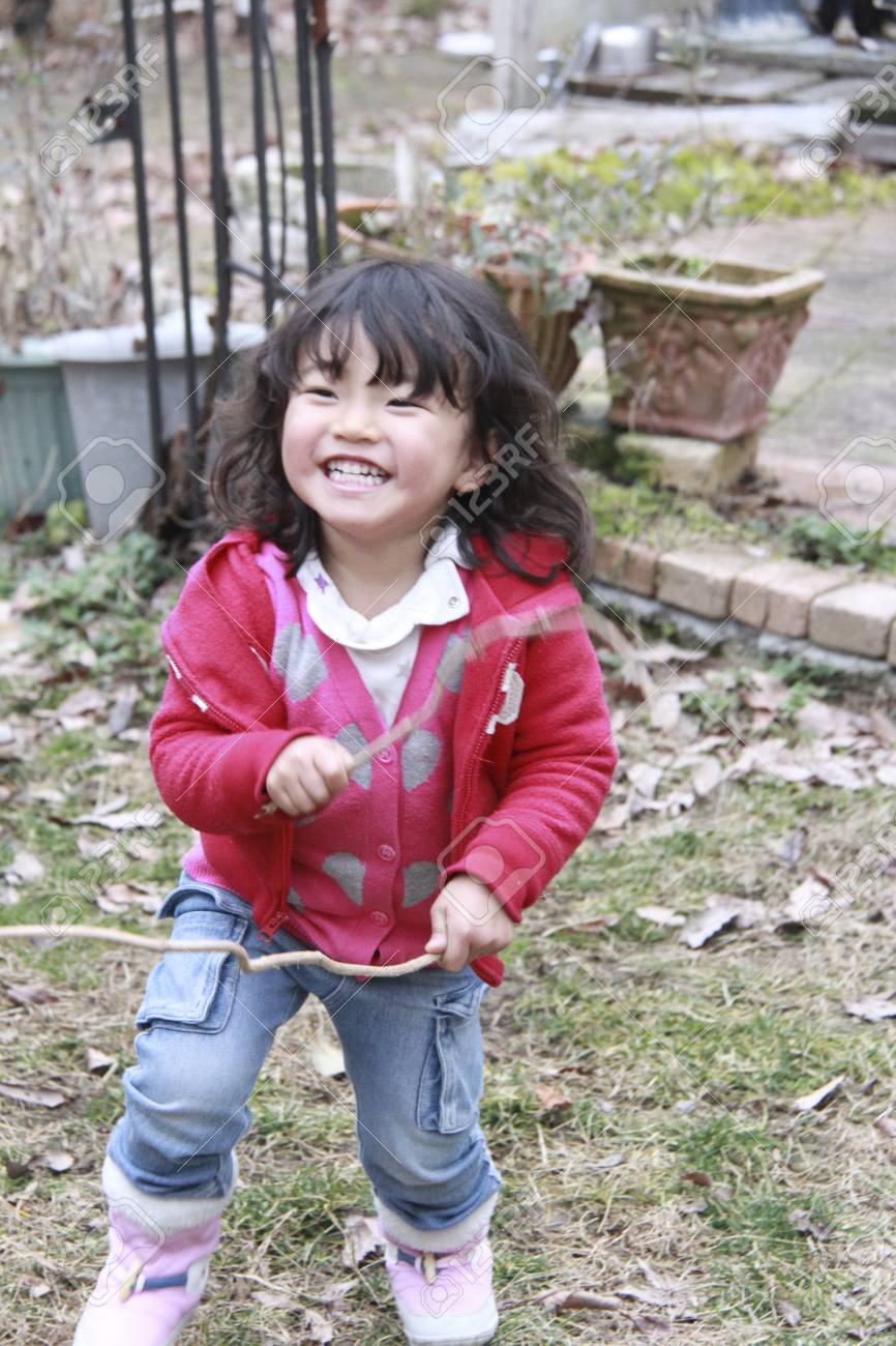 森で遊ぶかわいい女の子 の写真素材 画像素材 Image