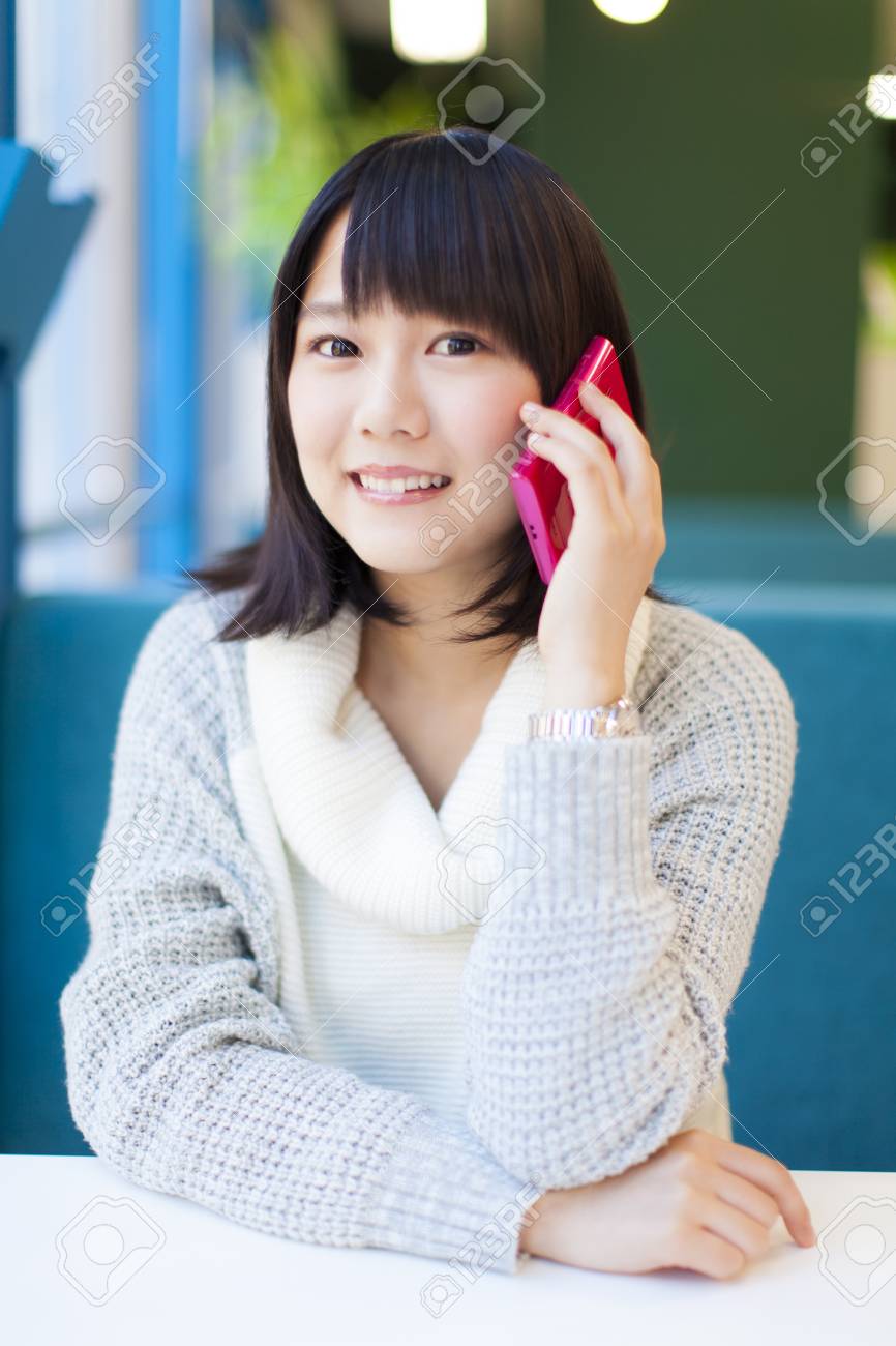 電話の女の子 の写真素材 画像素材 Image