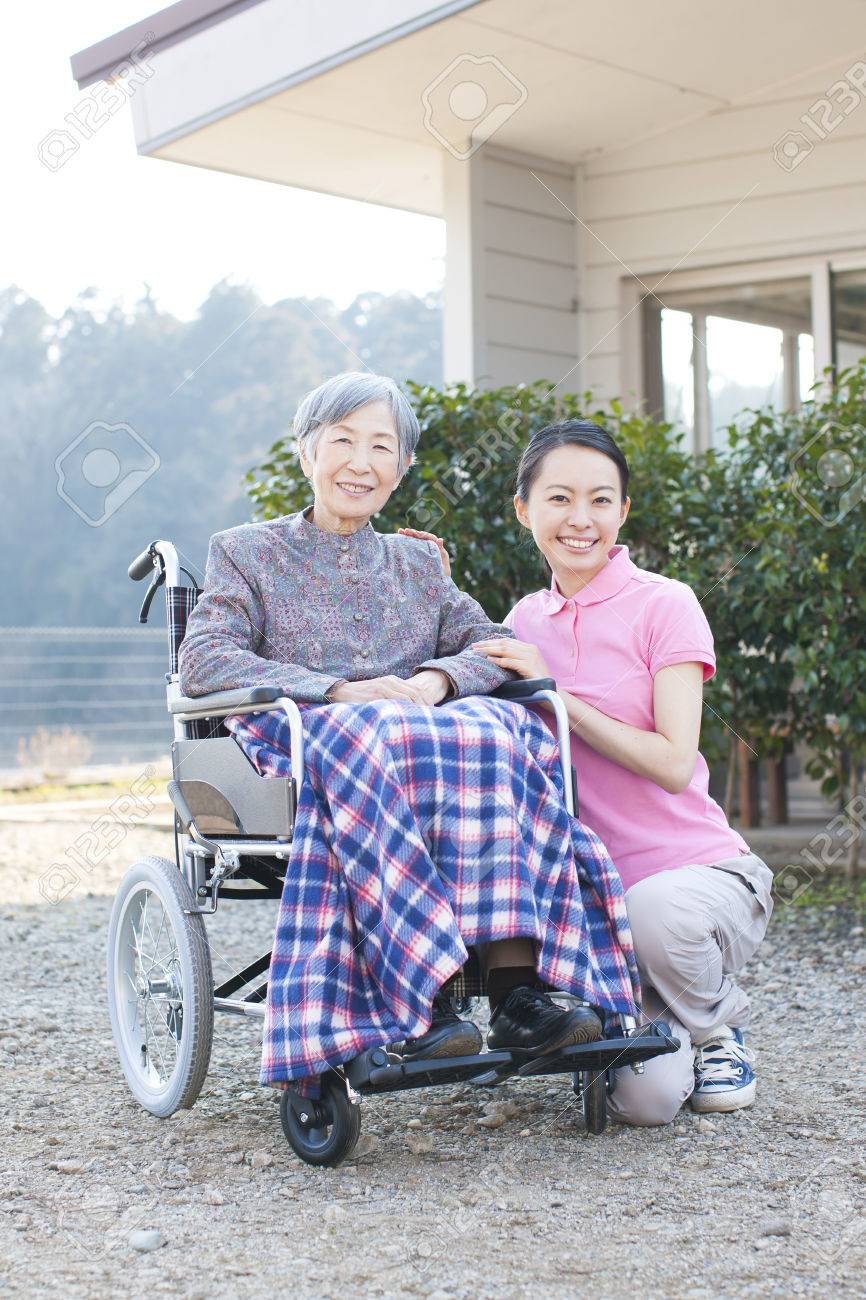 おばあちゃんが介護や車椅子の写真素材・画像素材 Image 42818942