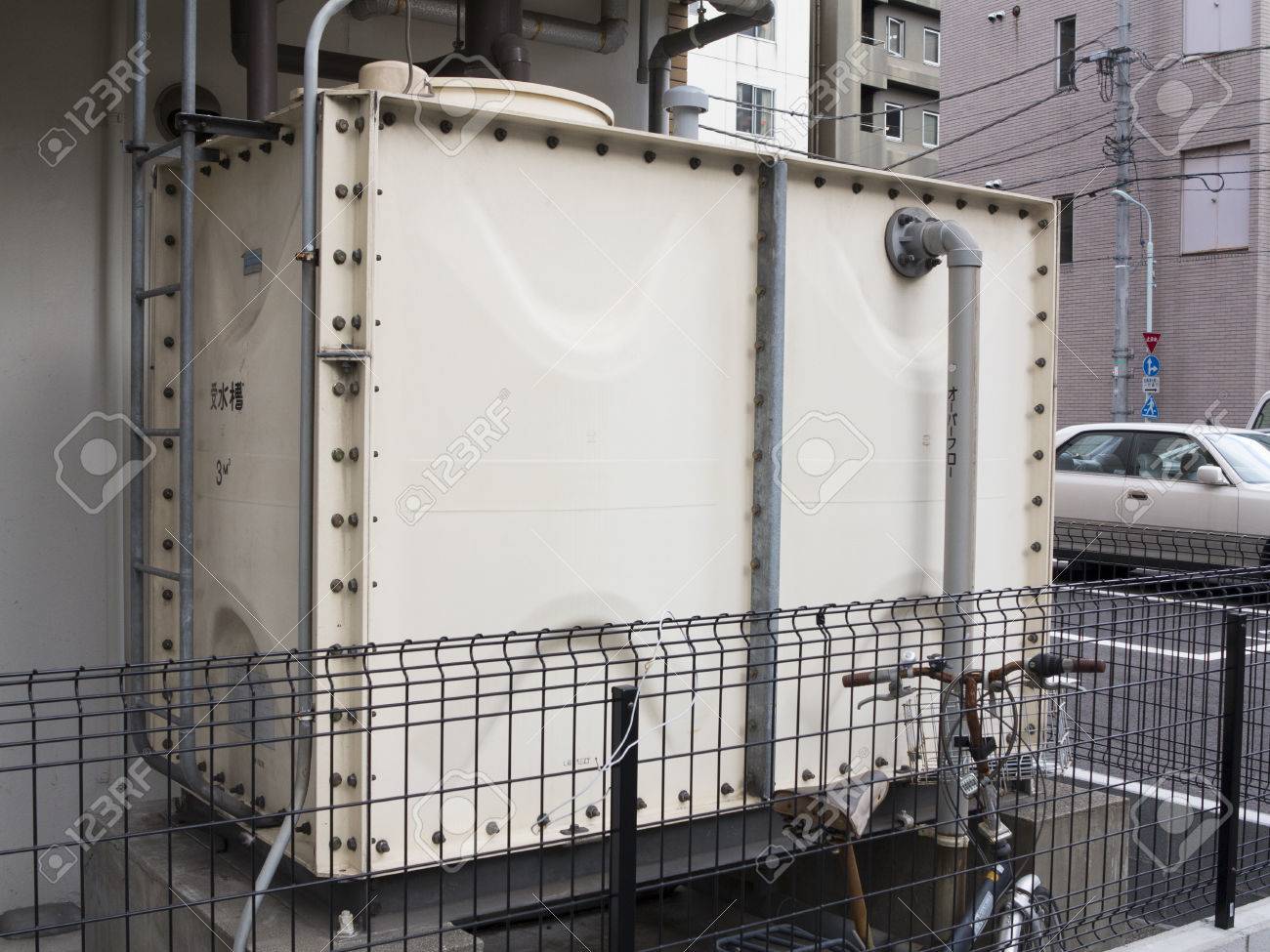 集合住宅の貯水タンク の写真素材 画像素材 Image 集合住宅の貯水タンク の写真素材 画像素材 Image