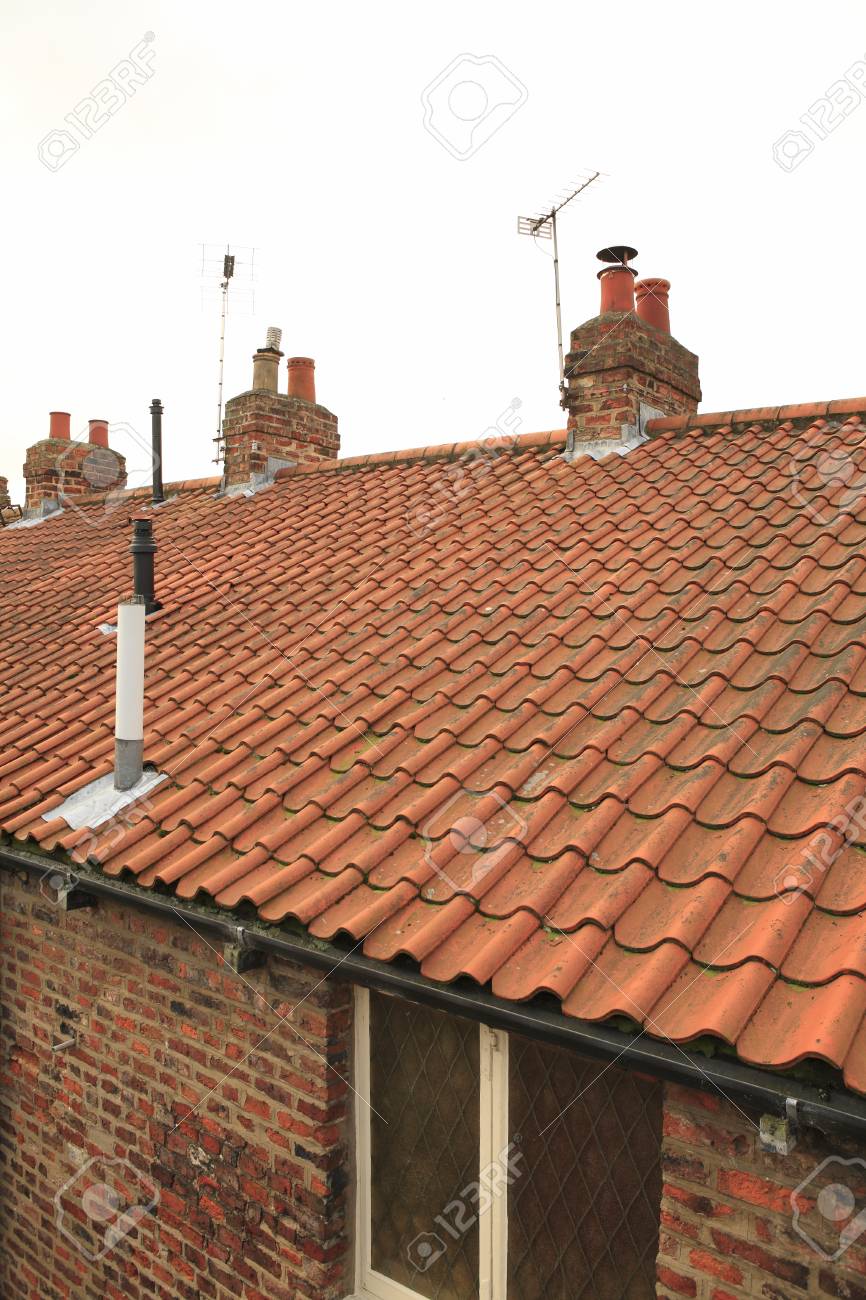 レンガ壁の家の屋根 の写真素材 画像素材 Image