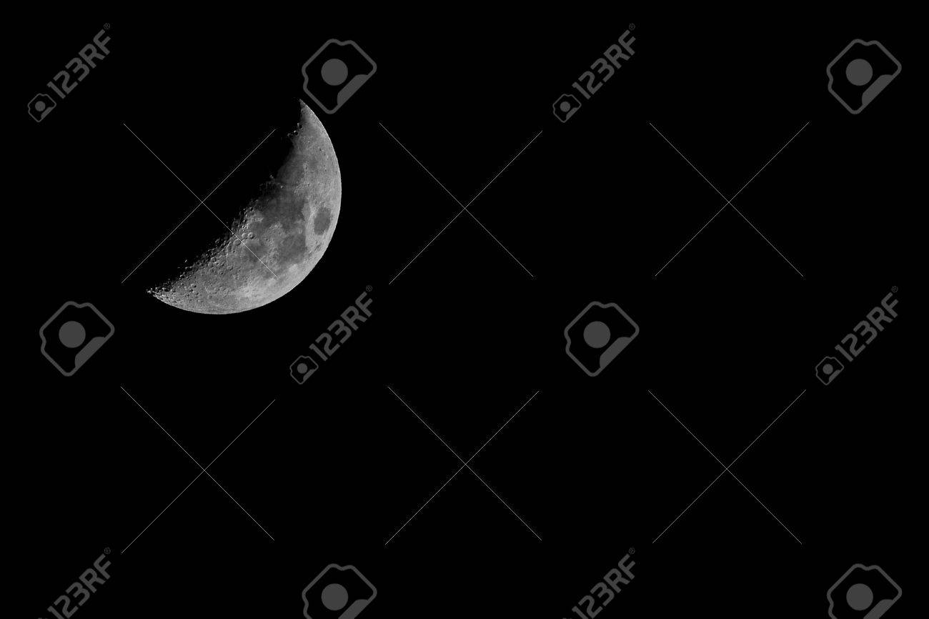 Visión Telescópica De Un Cuarto De Luna Fotos, Retratos, Imágenes Y ... Visión Telescópica De Un Cuarto De Luna Fotos, Retratos, Imágenes Y ...