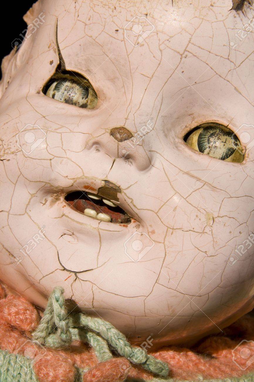 不気味な顔で 割れたし 着用 古いアンティークのチャイルズ人形はよりよい日を見ています の写真素材 画像素材 Image